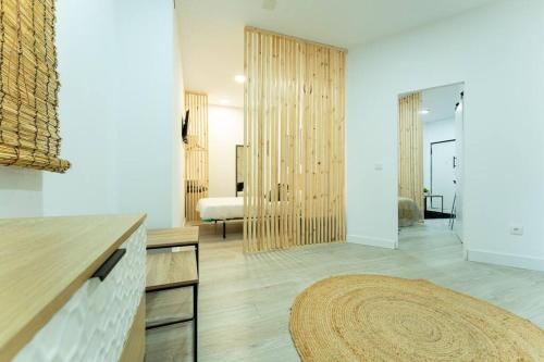 un soggiorno con un grande tappeto sul pavimento di La palmera apartment a Santander