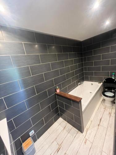 une salle de bain avec baignoire et toilettes dans l'établissement Studio Bas de villa avec grande terrasse, à Piedigriggio