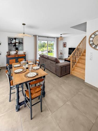 a dining room and living room with a table and chairs at Bords de Loire à Ancenis in Ancenis