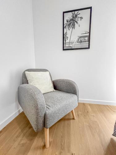 a chair in a room with a picture on the wall at Bords de Loire à Ancenis in Ancenis