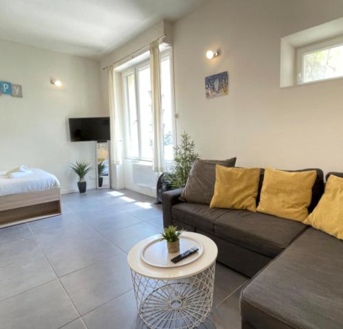 un salon avec un canapé et une table dans l'établissement entre le vieux port et le panier, à Marseille