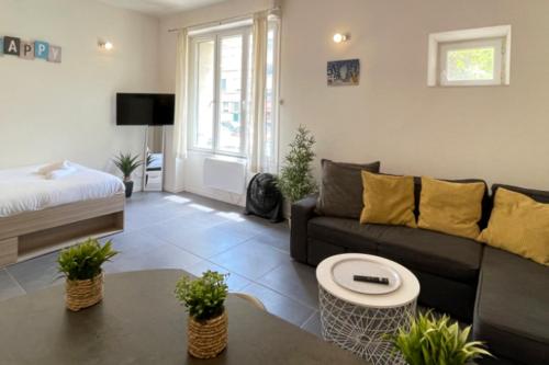 un salon avec un canapé et une table dans l'établissement entre le vieux port et le panier, à Marseille