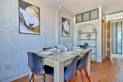 une salle à manger avec une table et des chaises en bois dans l'établissement Welcome to Stella's House, à Montgeron