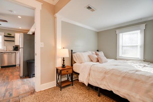 Η κουζίνα ή μικρή κουζίνα στο Cozy Blackstone Getaway Less Than 2 Mi to Downtown!