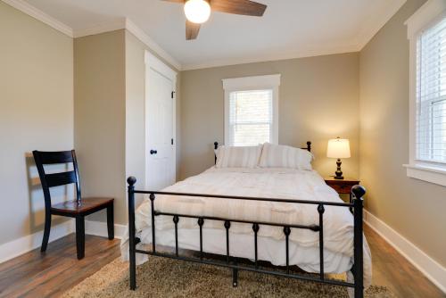 Ένα ή περισσότερα κρεβάτια σε δωμάτιο στο Cozy Blackstone Getaway Less Than 2 Mi to Downtown!