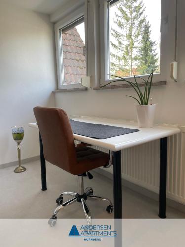 an office with a desk with a chair and a window at Toplage für Beruf & Freizeit in Nürnberg - Andersen Apartments in Nürnberg