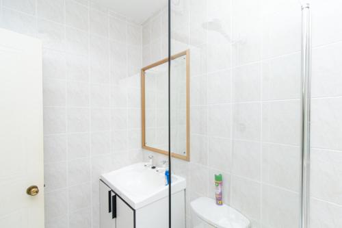 Ένα μπάνιο στο Beachcrest Suite @ Brookes Hill