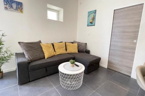 un salon avec un canapé et une table dans l'établissement entre le vieux port et le panier, à Marseille