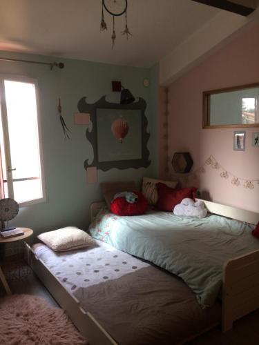 Postel nebo postele na pokoji v ubytování la cour des miracles
