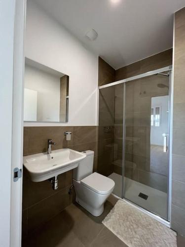 a bathroom with a toilet and a sink and a shower at Green Simon - Piso nuevo con Piscina 2024 in San Juan de Aznalfarache