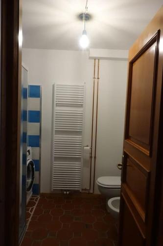 a small bathroom with a toilet and a window at La Dimora della Fontana in Mozzio