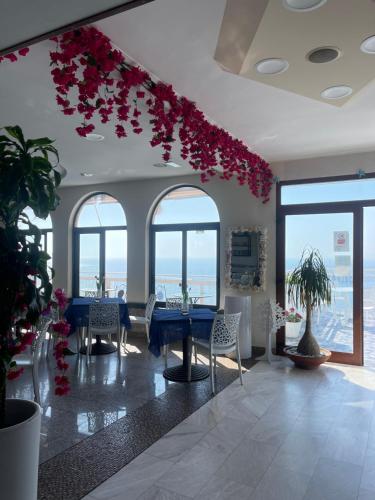 a room with a blue table with flowers on the ceiling at Hotel Klein Wien in Piano di Sorrento