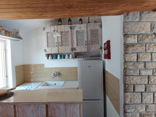 una cucina con un frigorifero bianco e un lavello di Holiday home by the sea a Primošten