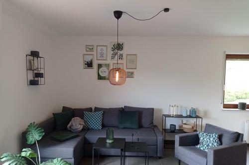 een woonkamer met een bank en een tafel bij Pistenblick in Winterberg