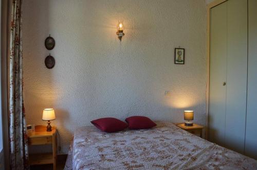 une chambre avec un lit avec deux lampes sur deux tables dans l'établissement Appartement 2 pièces 4 couchages ARGELES SUR MER AR320-011, à Argelès-sur-Mer