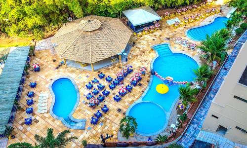 an overhead view of a swimming pool at a resort at Apto Golden Dolphin in Caldas Novas