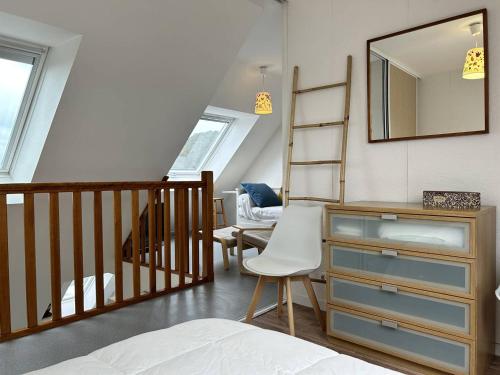 une chambre avec une commode et un miroir dans l'établissement 502 - Appartement T3, avec vue sur sur la mer., à Erquy