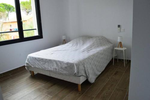 une chambre blanche avec un lit et une fenêtre dans l'établissement Appart 2 pièces 4 couchages ARGELES SUR MER AR055-103, à Argelès-sur-Mer