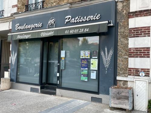 une devanture de magasin avec une enseigne dessus dans l'établissement Le cocon du centre ville, à Torcy
