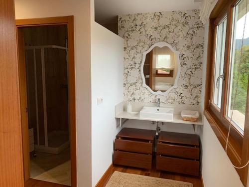Gambar di galeri bagi Amplio Chalet unifamiliar con jardín a 10 m playa di Baiona