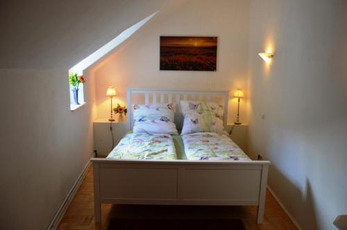 a small bed in a room with two lamps at Ferienhaus Old Winery in Briedel