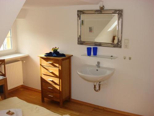 een badkamer met een wastafel en een spiegel aan de muur bij Mosel Ferienhaus Kleine Merle in Zell an der Mosel