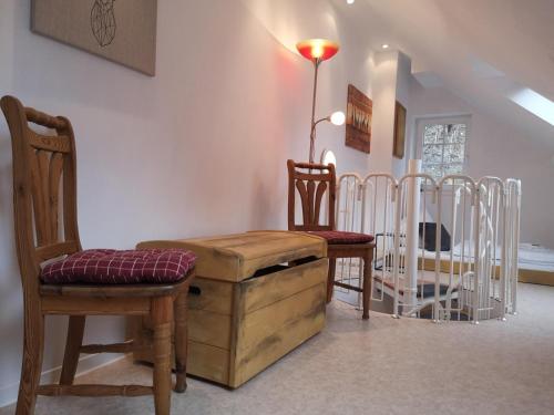 Habitación con sillas, mesa y cuna en Mosel Ferienhaus Reblaus, en Zell an der Mosel