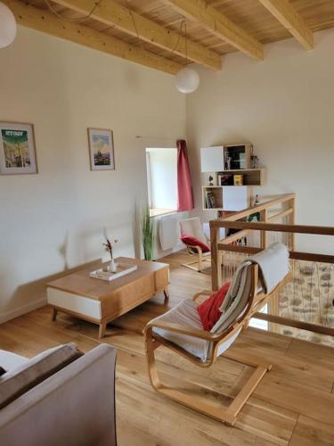 un salon avec un canapé et une table dans l'établissement Charmante maison totalement rénovée, à Saint-Géron