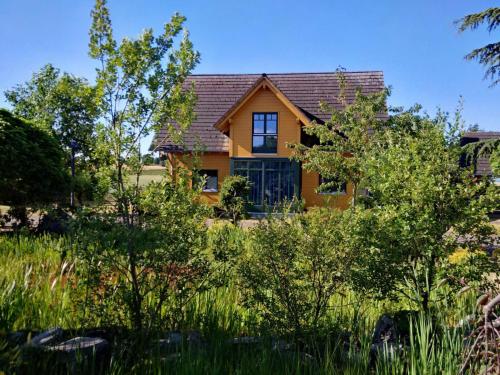 Κήπος έξω από το Das gelbe Landhaus