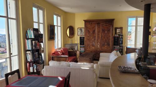 un salon avec un canapé et une table dans l'établissement A Toesca, à Cagnes-sur-Mer