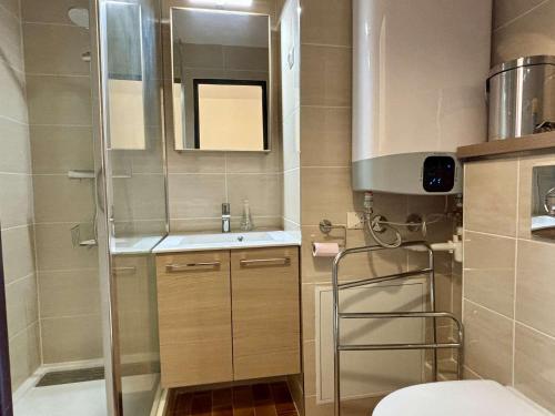 une petite salle de bain avec toilettes et lavabo dans l'établissement Appartement Studio cabine 4 couchages ARGELES SUR MER AR030-057, à Argelès-sur-Mer