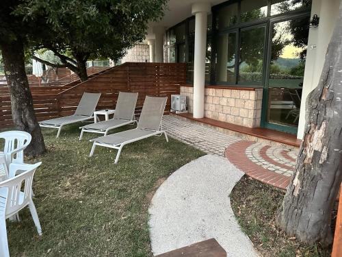 Un jardín fuera de Hotel Villa De Santis