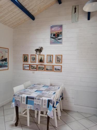 une salle à manger avec une table et des chaises dans l'établissement Maison de pêcheur, à La Tremblade