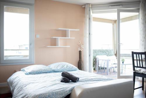 une chambre avec un lit avec une serviette dessus dans l'établissement T3 - 2 places de parking - balcon - Climatisation, à Toulouse