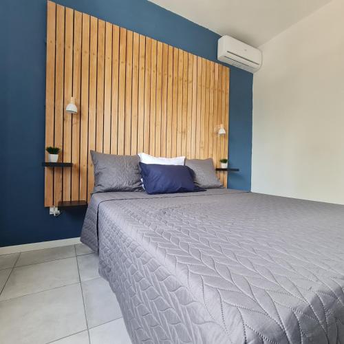 Giường trong phòng chung tại Villa Blue Foyal