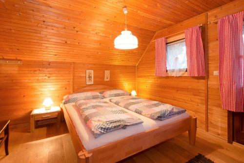 Un pat sau paturi într-o cameră la Erlebnis - Hütten Falkert by S4Y