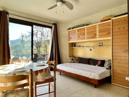 une chambre avec un lit, une table et une fenêtre dans l'établissement Appartement Studio avec cabine - 4 personnes AR570-101, à Argelès-sur-Mer