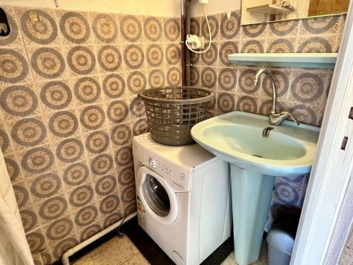 La salle de bains est pourvue d'un lave-linge et d'un lavabo. dans l'établissement Appartement Studio avec cabine - 4 personnes AR570-101, à Argelès-sur-Mer