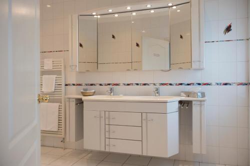 Un baño de Regency Hotel