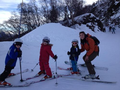 un groupe de personnes à skis dans la neige dans l'établissement La Bergerie, à Saint-Lary-Soulan