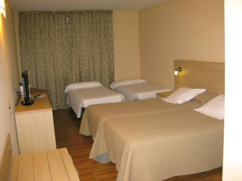  Hotel Panorama -  Room  picture :   Minibar    Shower    Bath                           