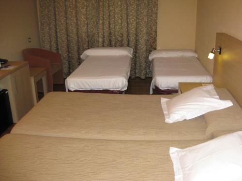  Hotel Panorama -  Room  picture :   Minibar    Shower    Bath                           