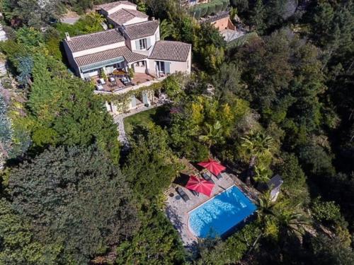 une vue aérienne d'une maison avec piscine dans l'établissement Provence - Studio classé 4 étoiles entre terre et mer - piscine, pétanque, à La Londe-les-Maures