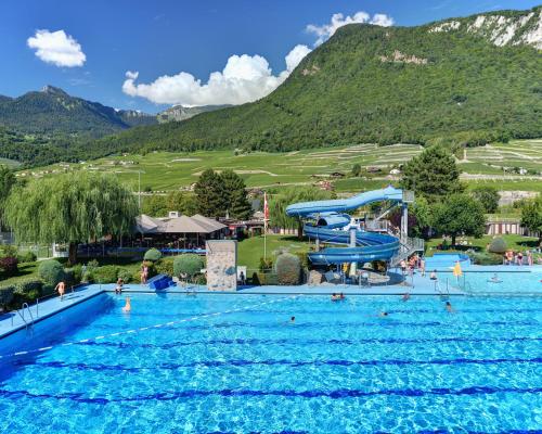 Bazén v ubytování Camping de la Piscine nebo v jeho okolí