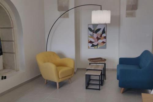 un salon avec deux chaises et une table dans l'établissement Gîte à Saint-Sauveur, à Saint-Sauveur