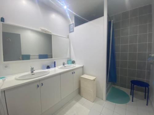 une salle de bain blanche avec deux lavabos et un miroir dans l'établissement Villa Brise Lame - Accès direct plage, à Wimereux
