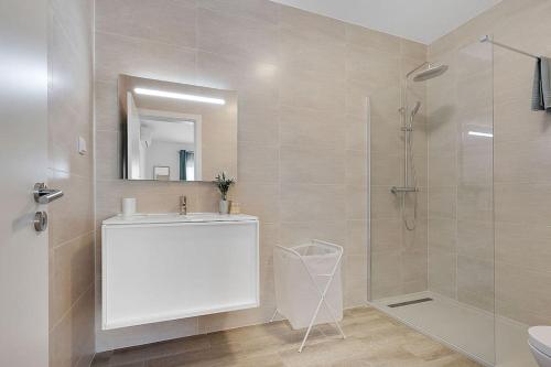 ein Badezimmer mit Dusche, Waschbecken und Toilette in der Unterkunft 13 Esteva Resorts 2ºE Aljezur 5 min to the Beach in Aljezur