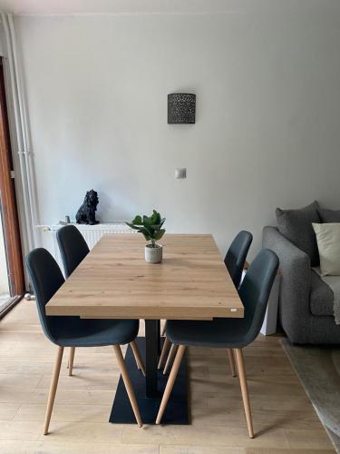 une table et des chaises en bois dans un salon dans l'établissement Chambre disponible chez l'habitant - avec parties communes, Évry-Courcouronnes