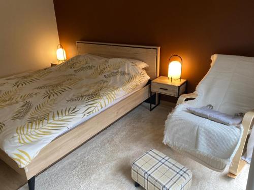 - une chambre avec un grand lit et 2 lampes dans l'établissement Chambre disponible chez l'habitant - avec parties communes, Évry-Courcouronnes