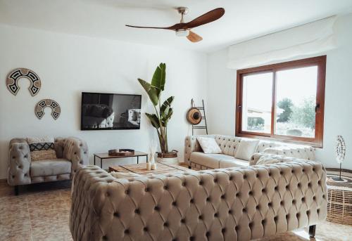 Una sala de estar con un sofá y un televisor. en Villa Amigo Near Las Dalias - Nice, en Illes Balears